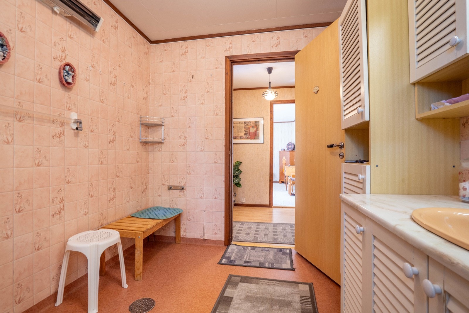 Badet sett mot gangsone og soverom 1 Galleribilde