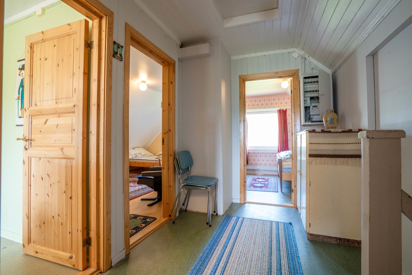 Trappegang med sikringsskap og luke kaldloft Galleribilde