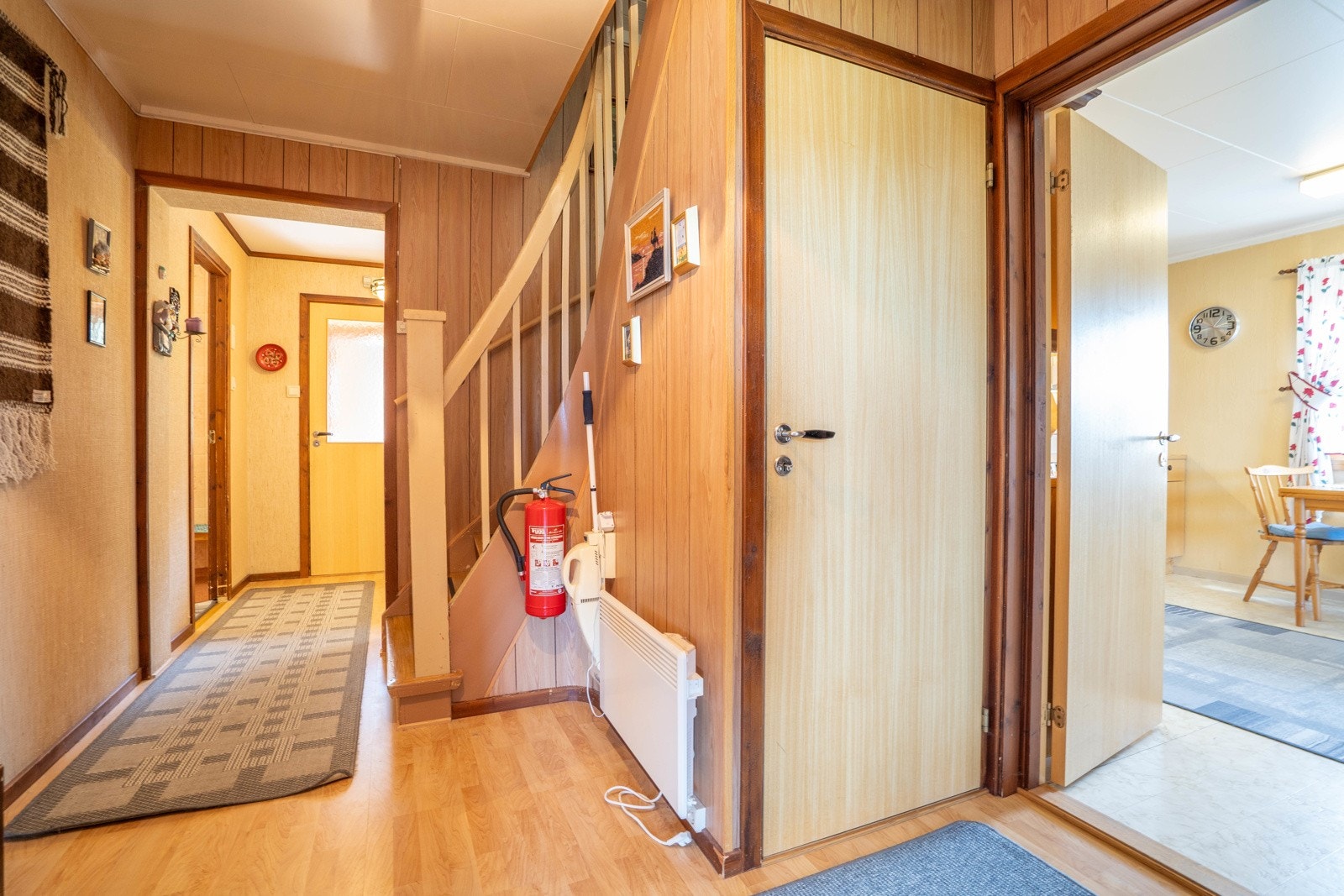 Gang sett mot vindfang, kjellernedgang og kjøkken Galleribilde