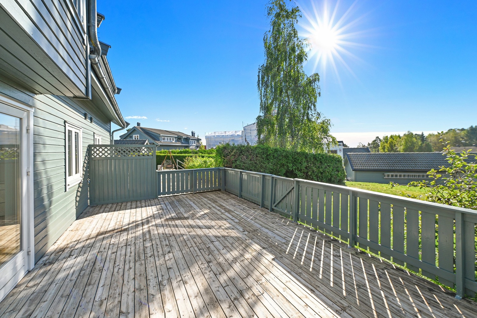 Folkestadveien 14B er en fin 3-roms rekkehus over to plan, med carport og parkeringsplass. Galleribilde