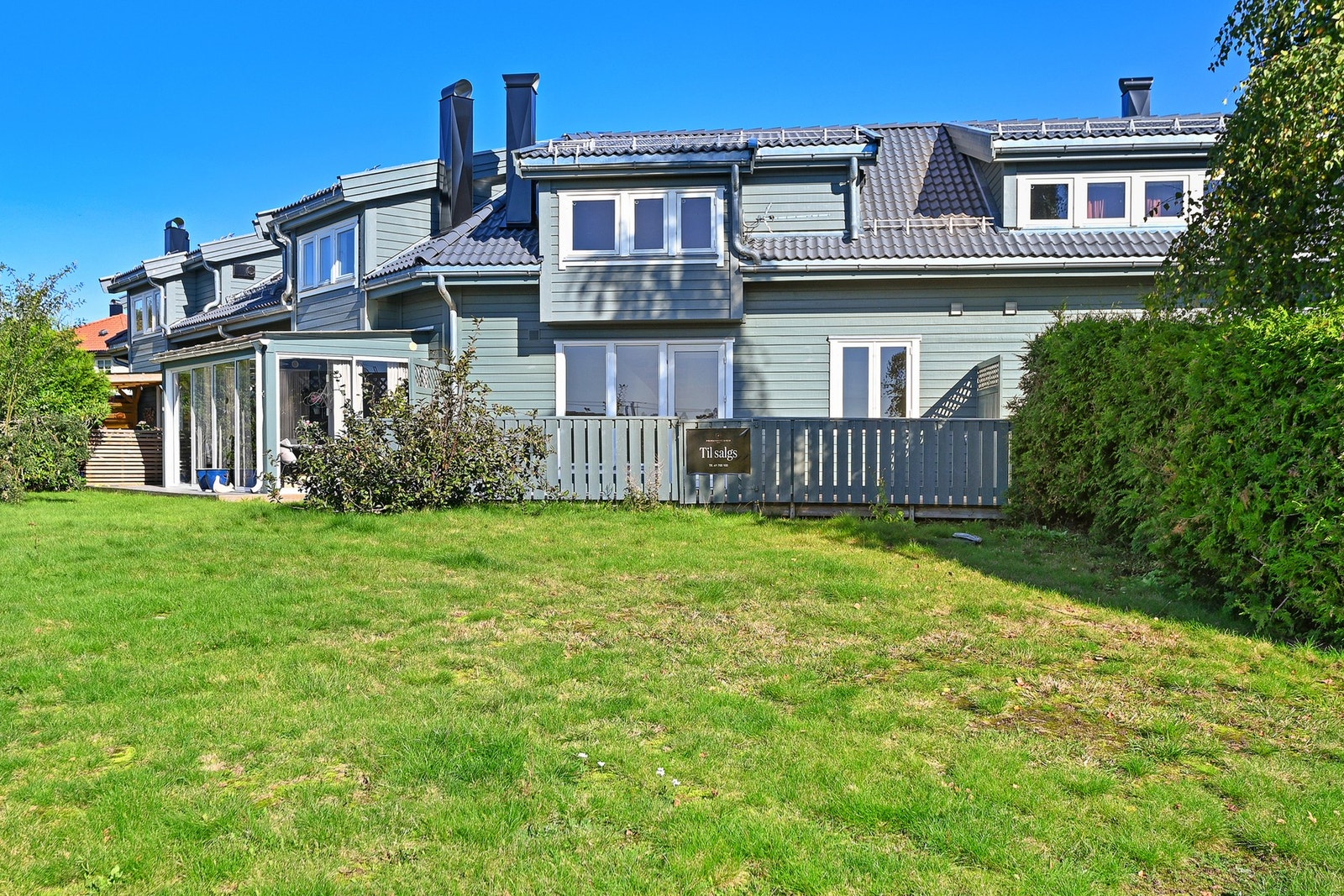 Det er tilgang til hage utenfor terrassen Galleribilde