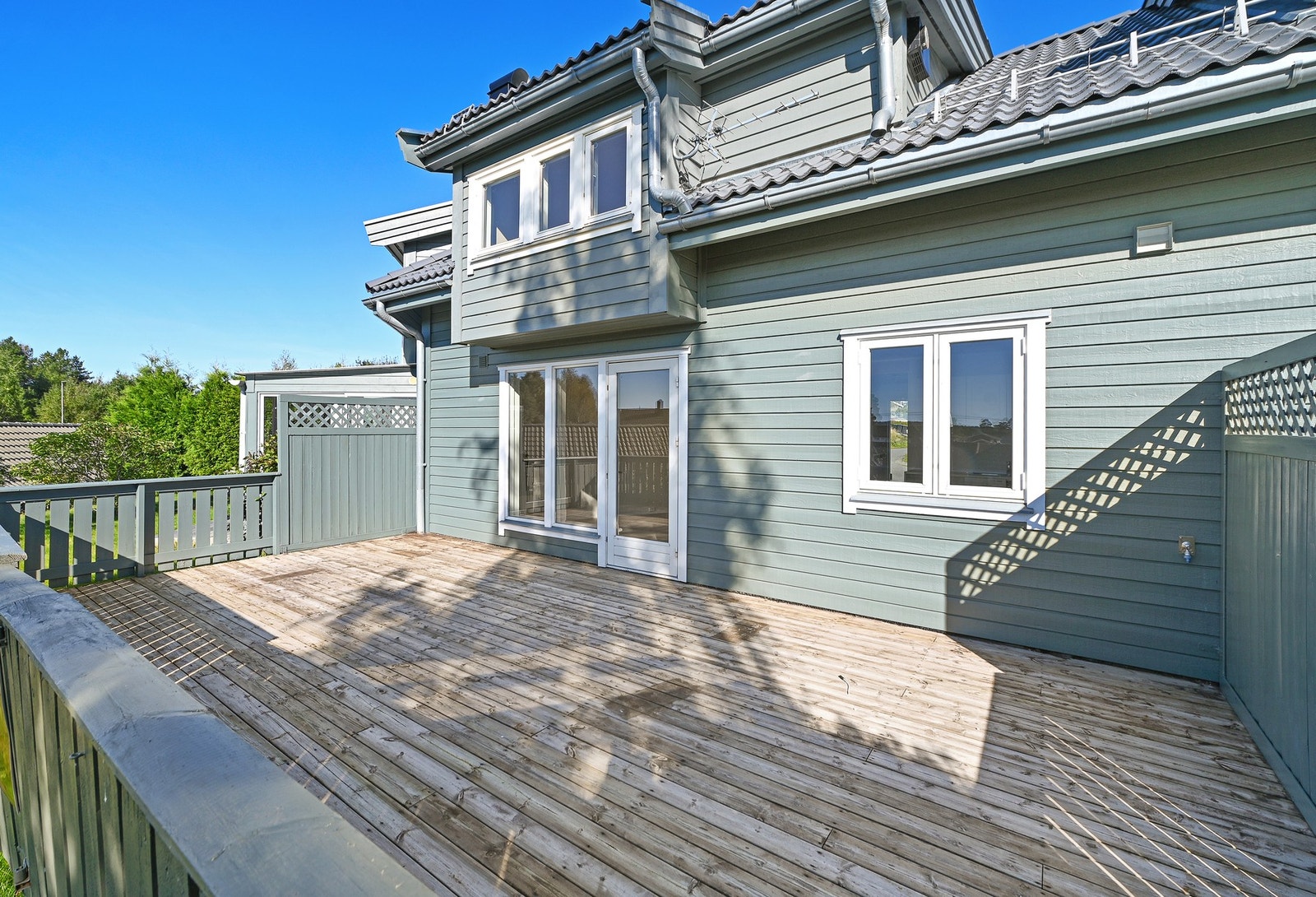 Leiligheten har solrik terrasse på 33 m². Galleribilde