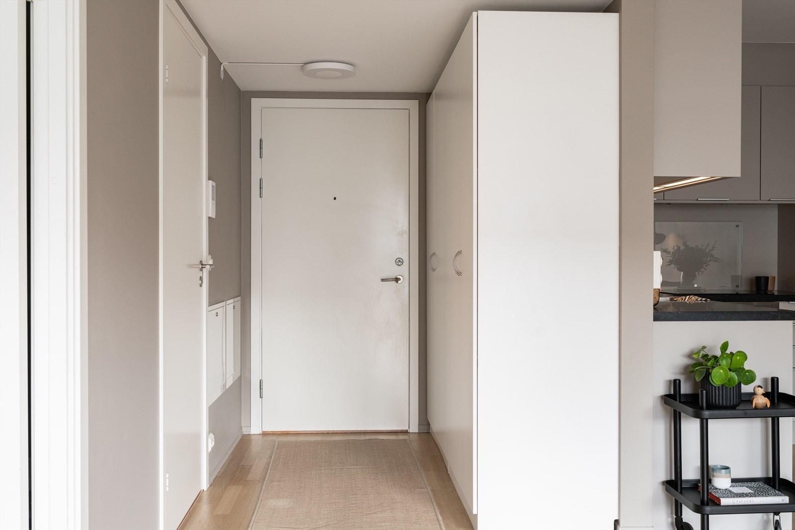 Effektiv oppbevaring i romslig garderobeskap. Galleribilde