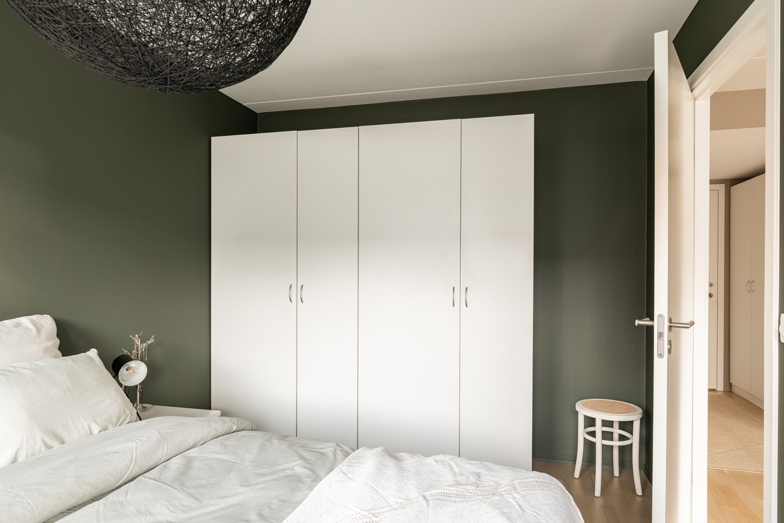 Romslig dobbel garderobe med rikelig oppbevaringsplass. Galleribilde