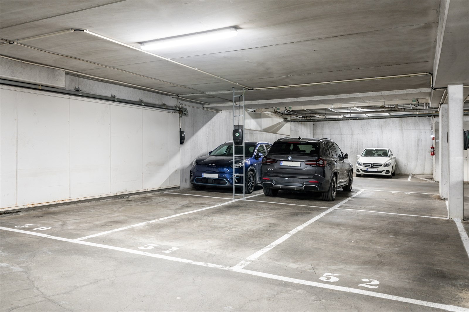 Medfølgende garasjeplass i kjeller med ladestasjon - sjeldent så sentralt i Oslo. Kan leies ut eller selges internt i sameiet. Galleribilde