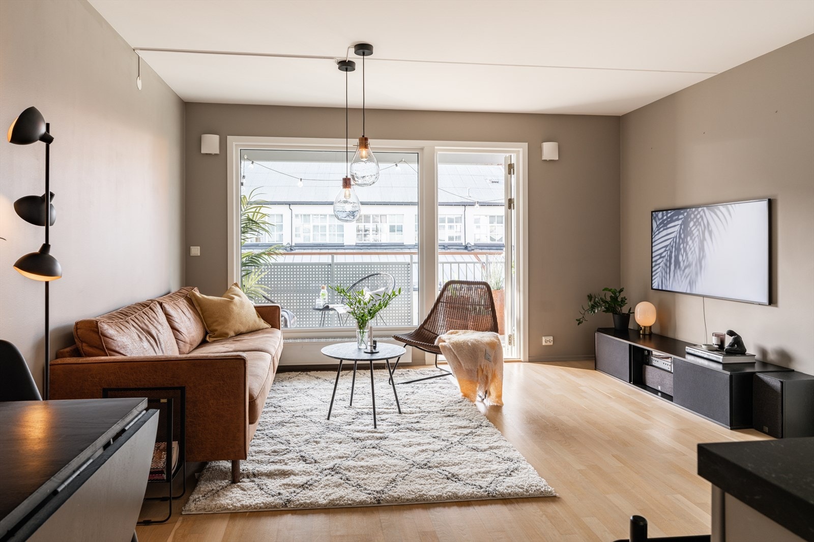 Lys og luftig stue med moderne atmosfære. Galleribilde