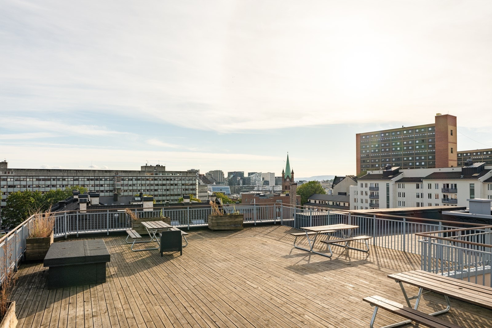 Denne boligen tilbyr en felles takterrasse med heisadkomst, hvor du kan nyte solen hele dagen. Galleribilde