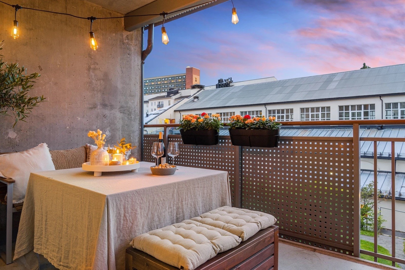 God plass til utemøbler og grill på balkongen. Galleribilde