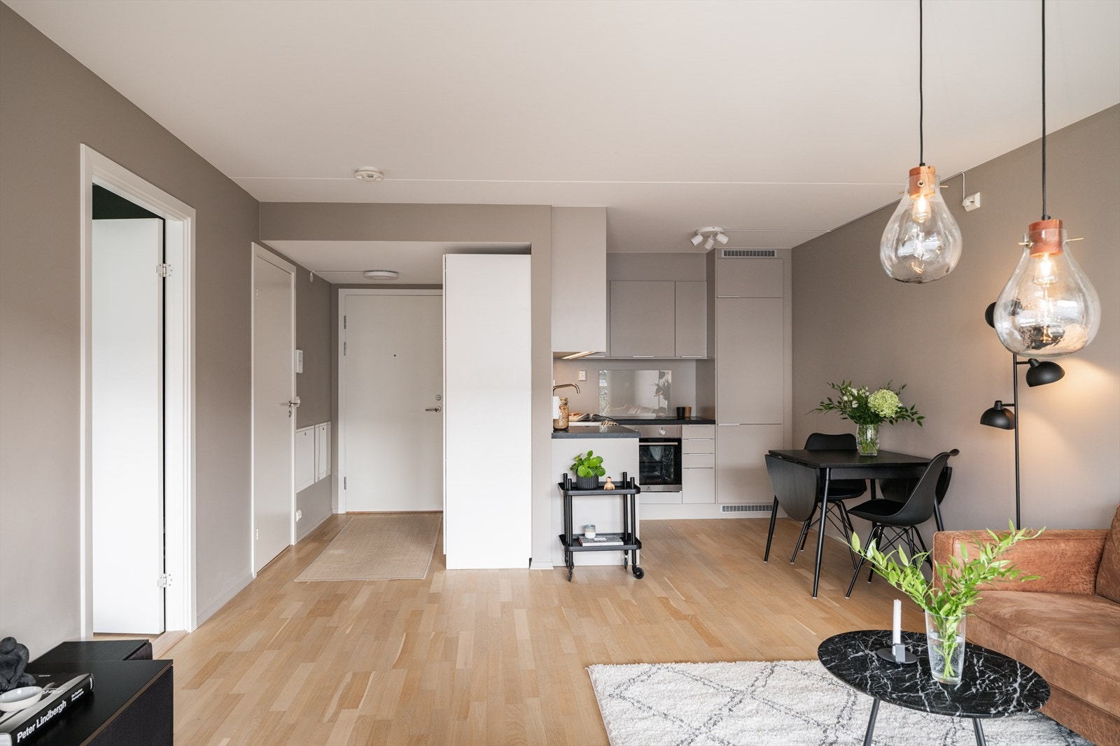 Åpent kjøkken med moderne preg og delvis skjerming. Galleribilde