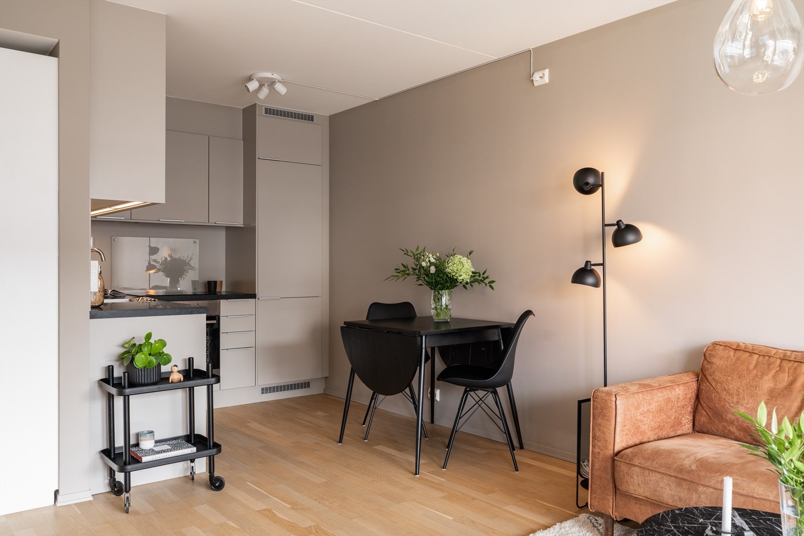 Her er det plass til spisebord hvor du kan invitere venner og familie på hygglige sammenkomster. Galleribilde