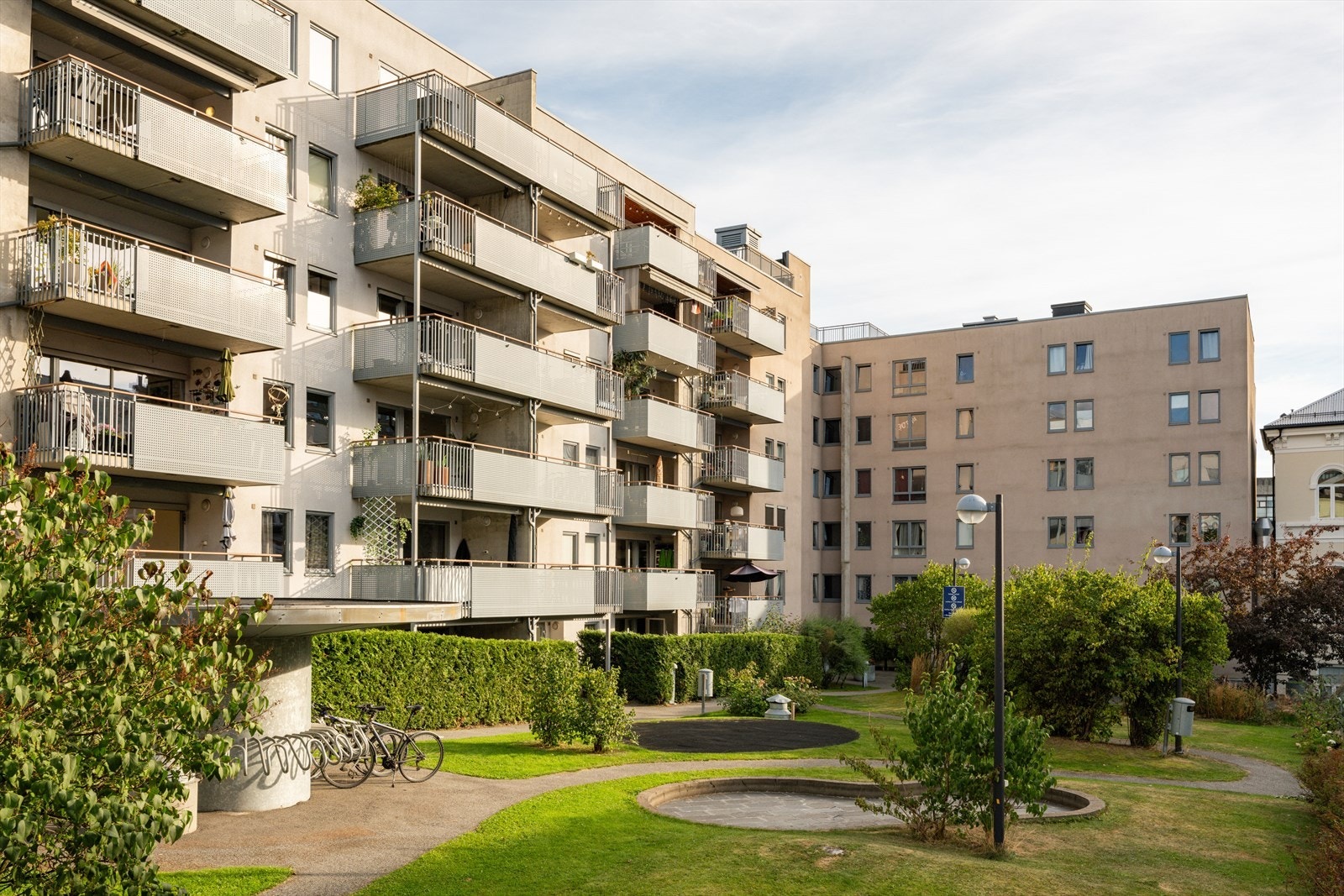 Leiligheten har en fasade som vender ut mot et fredelig og skjermet indre gårdsrom, fri for gjennomgangstrafikk. Galleribilde