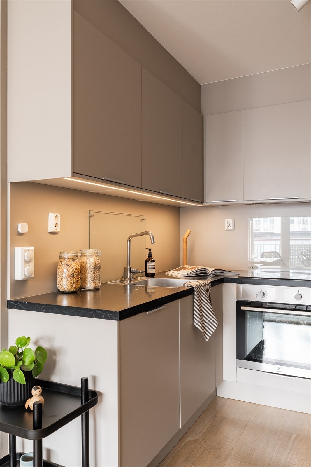 Innredning fra Epoq, satt inn i 2022 med beige, glatte skapfronter, nedfelt rustfri oppvaskkum og ett-greps armatur. Galleribilde