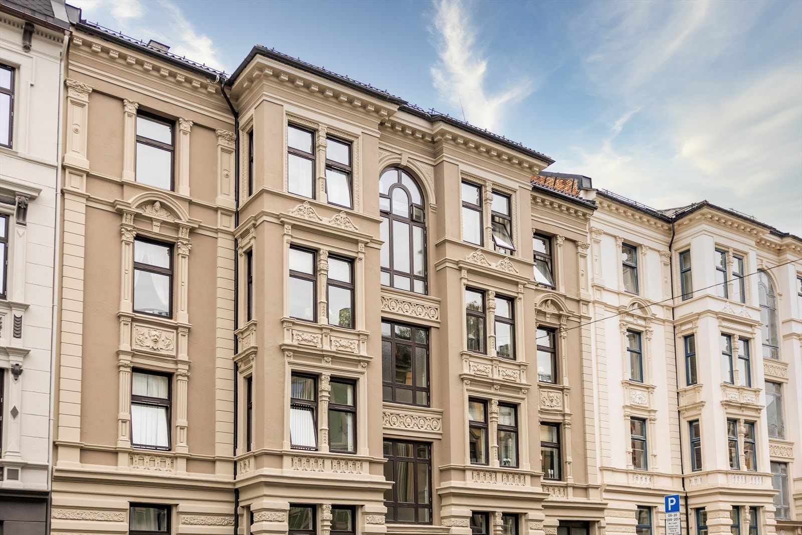 Leiligheten har en unik beliggenhet i 5. etasje (toppetasjen) med flott utsyn og ingen innsyn. Velholdt bygård med veldrevet sameie Galleribilde