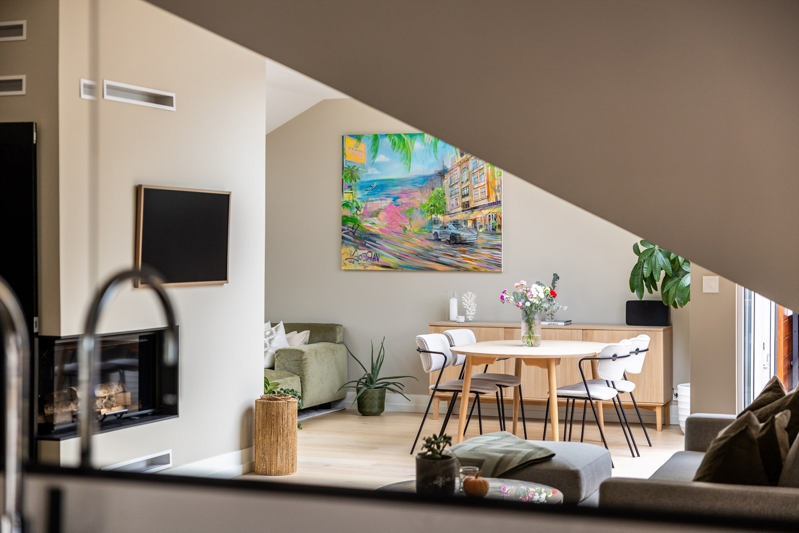 Leiligheten ble bygget/innredet i 2019/2020 og fremstår i dag som meget innbydende og moderne Galleribilde