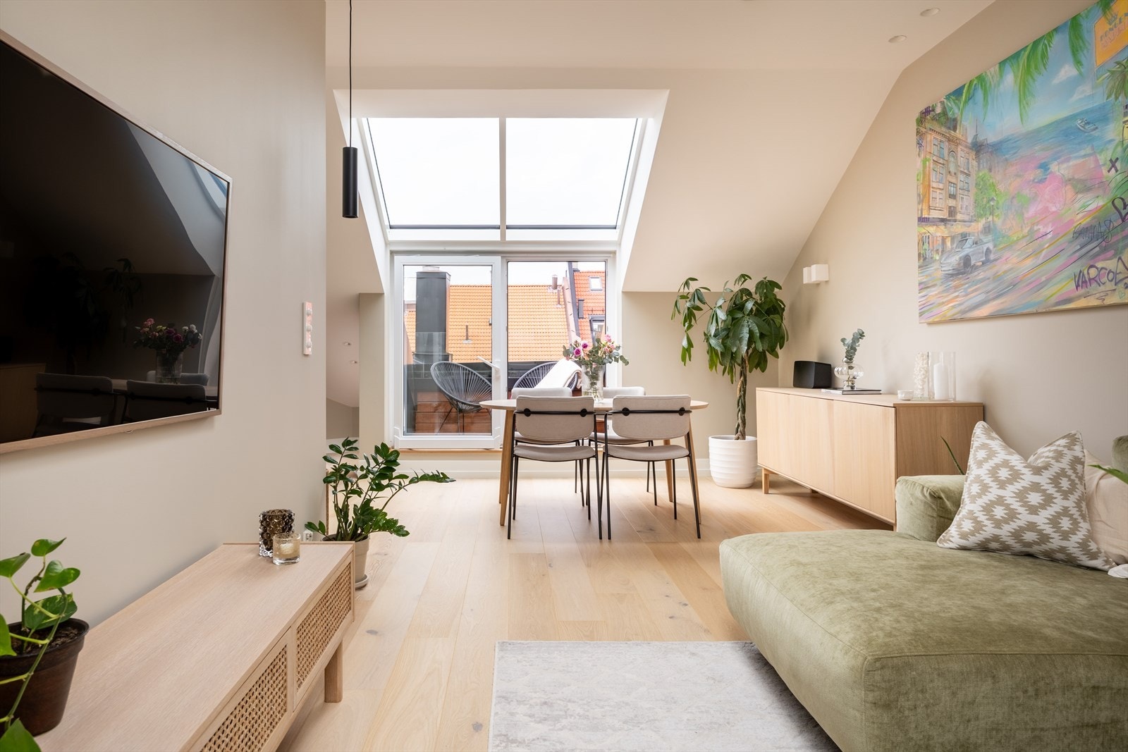 Unik loftsleilighet med store og flotte vindusflater som slipper inn godt med lys. Vinduene og balkongdøren er fra 2020 Galleribilde
