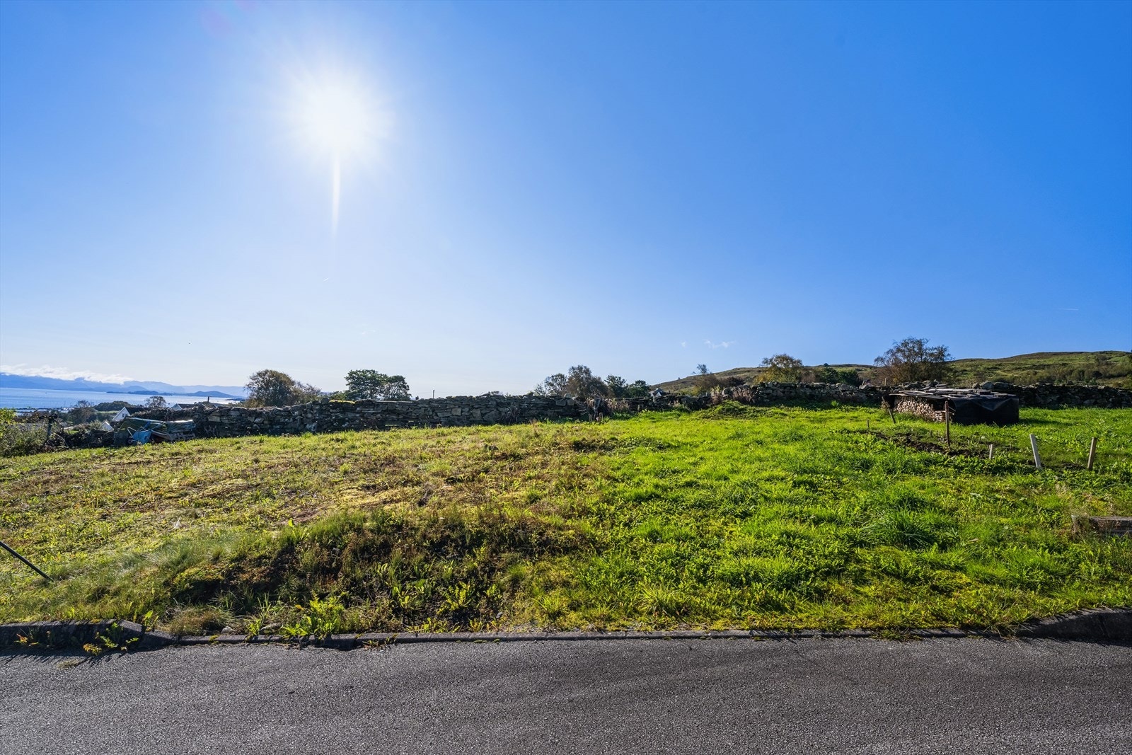 Dette er en eiendom som tilbyr en naturnær livsstil med praktisk beliggenhet og gode fasiliteter - perfekt for barnefamilier, friluftsentusiaster og alle som ønsker ro, utsikt og nærhet til sjøen. Galleribilde