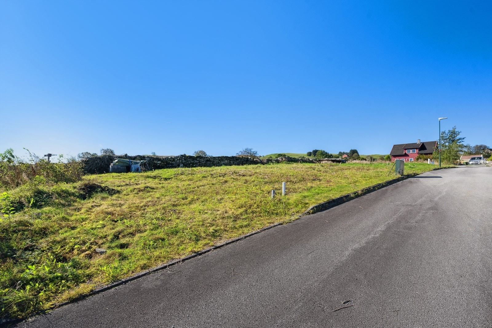 En spennende eiendom med stort potensial. Denne eide tomten på ca 382,80 kvm fremstår i dag som en naturtomt, og gir deg en unik mulighet til å forme ditt drømmehjem fra grunnen av. Galleribilde