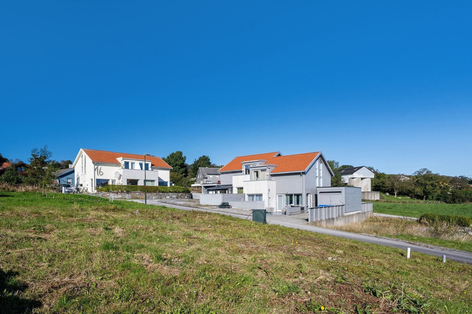 Tomten har offentlig vei helt frem til tomtegrensen, noe som gir enkel adkomst året rundt. Galleribilde