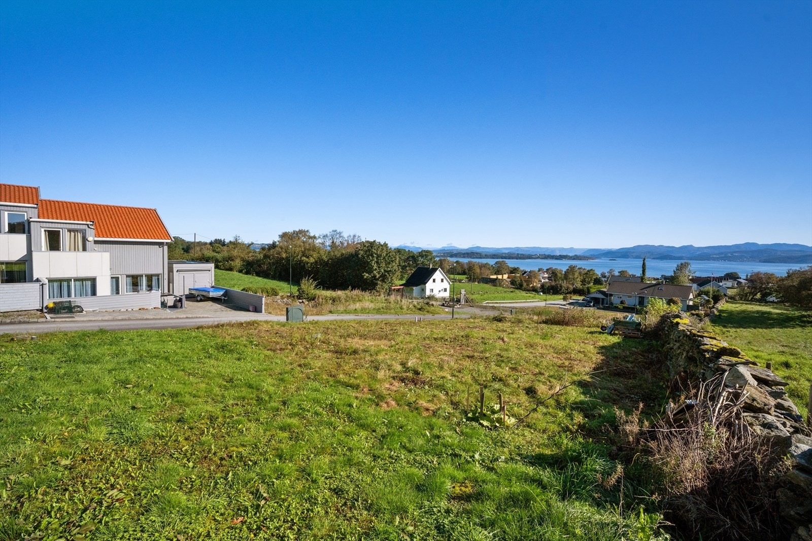 Med sin naturlige karakter, nydelige utsikt og rolige beliggenhet, er dette et perfekt sted for deg som ønsker å kombinere naturens ro med moderne komfort. Opparbeidelse, rydding og kostnader, tilfaller kjøper av tomten. Galleribilde