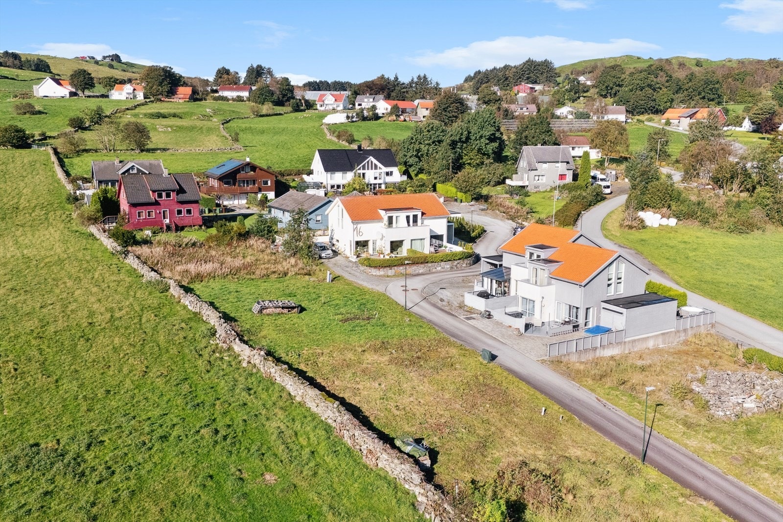 Her får du en tomt med flott beliggenhet, omgitt av vakker natur og med kort vei til både sjø, turstier og lokale fasiliteter. Nabolaget er preget av godt naboskap og et inkluderende miljø. Galleribilde