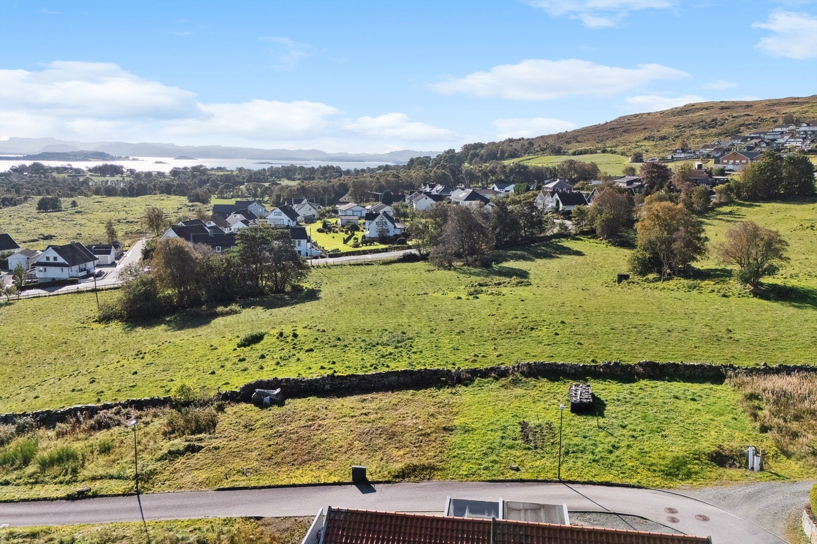 Eiendommen ligger i et rolig og naturskjønt område som passer perfekt for barnefamilier og deg som ønsker å bo i trygge omgivelser. Galleribilde