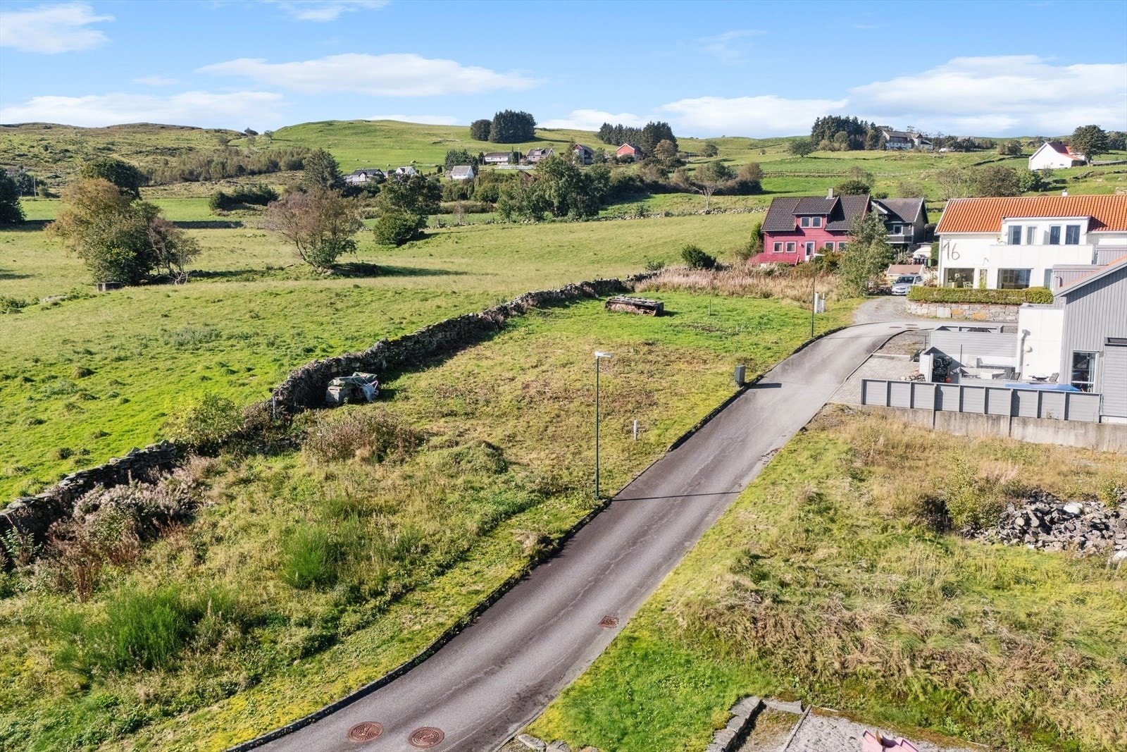 Nabolaget er preget av godt vennskap og et trygt, familievennlig miljø, med flere skoler og barnehager i nærheten. Galleribilde