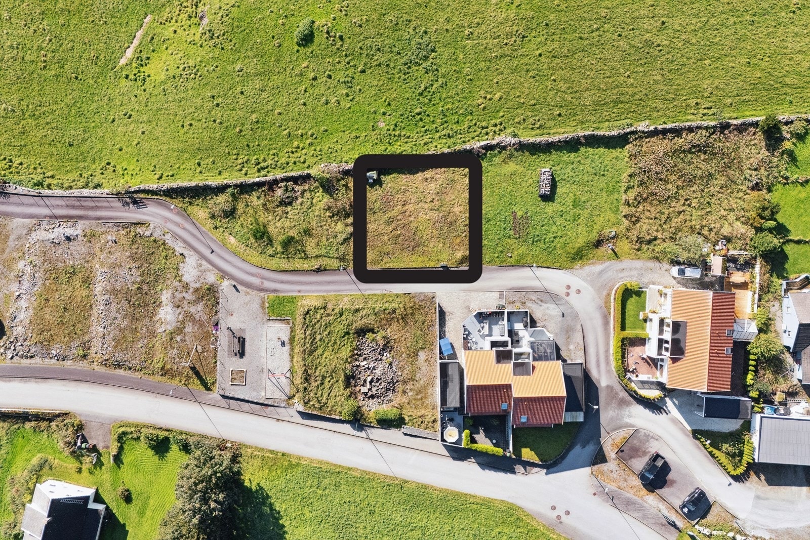 Tomten er eiet og har et areal på ca 382,80 kvm og fremstår i dag som en naturtomt. Tomten på bildet er markert, men er kun får å vise tomten. Grensene er ikke korrekte. Galleribilde