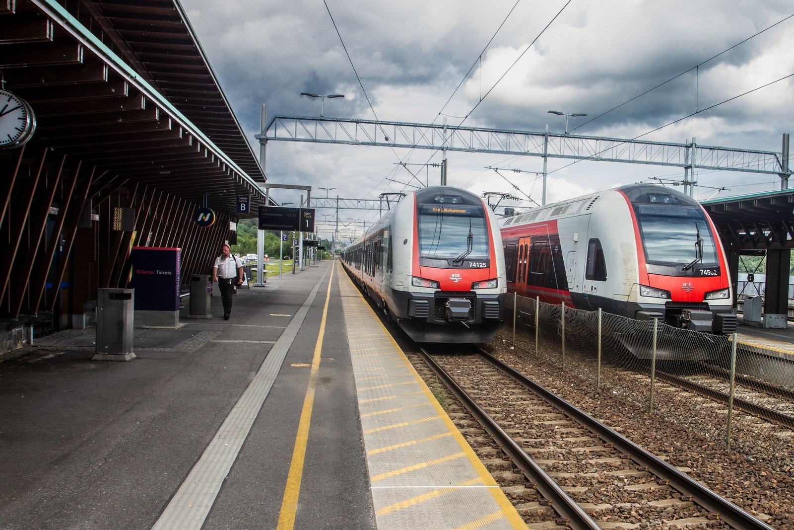 Det tar henholdsvis 9 og 32 minutter med tog til Gardermoen og Oslo S. Galleribilde
