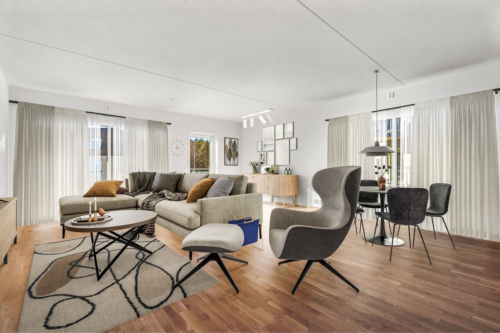 Vinduer fra gulv til tak gjør stuen veldig lys og trivelig. Galleribilde