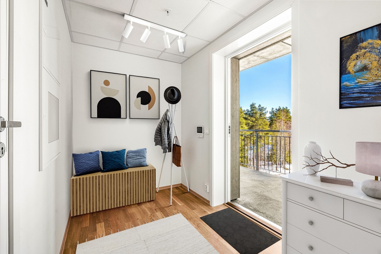 Romslig inngangsparti med plass til garderobe Galleribilde