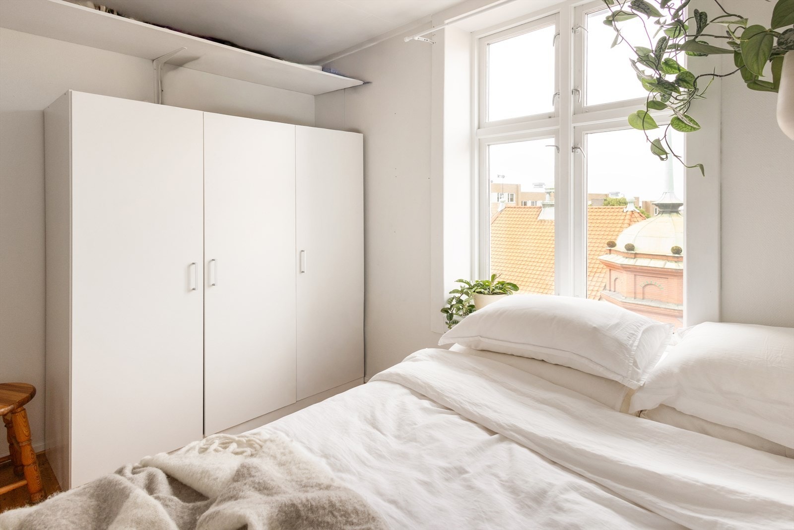 Her er det møblert med en romslig garderobeløsning. Galleribilde