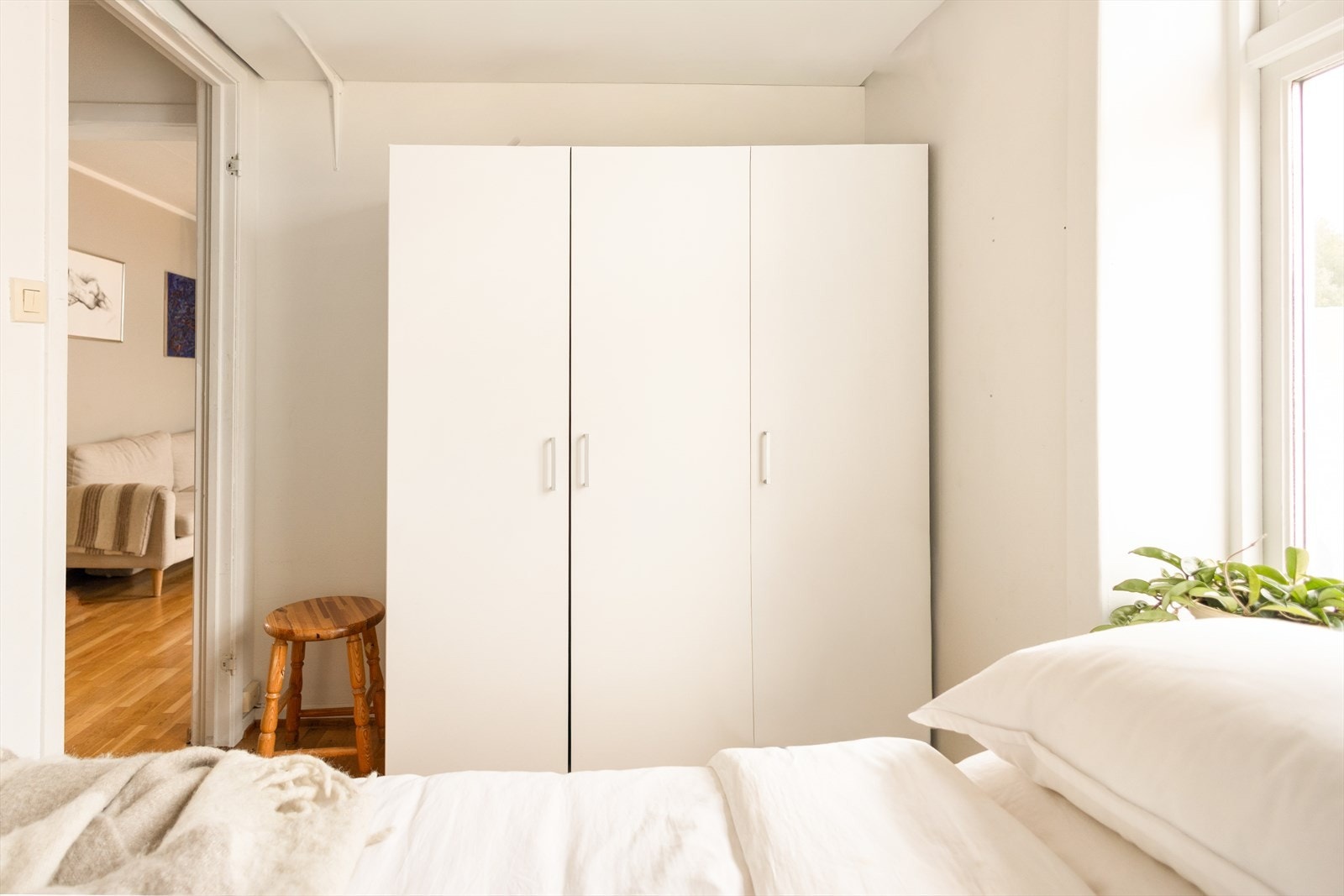 Garderobeløsningen gjør det lett å holde orden på klær og unngå rot. Galleribilde