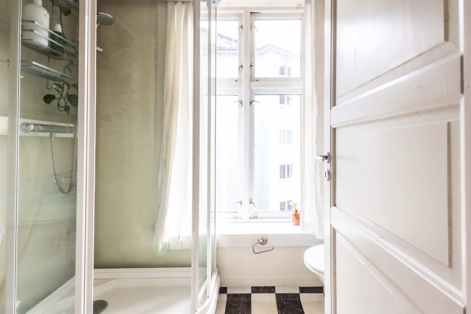 Badet er innredet med dusjkabinett, klosett og servant med speilskap. Galleribilde