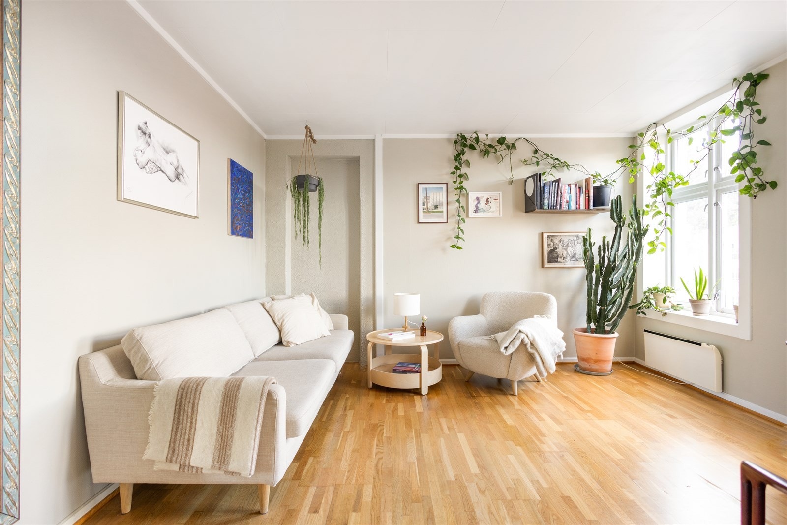 God takhøyde gir en luftig atmosfære til rommet. Galleribilde