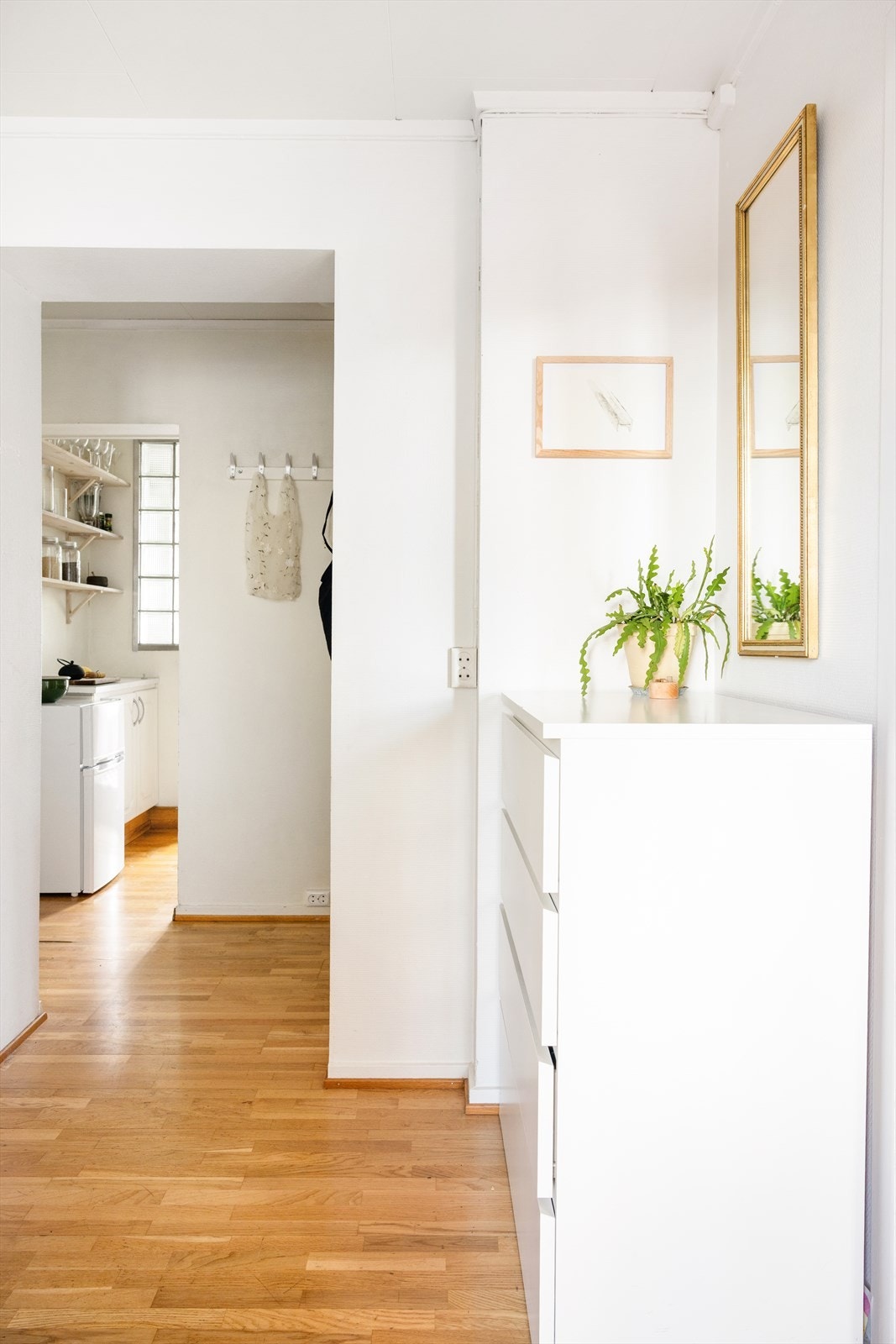 Spisestuen ligger praktisk plassert mellom stuen og kjøkkenet, som gir en optimal soneinndeling. Galleribilde