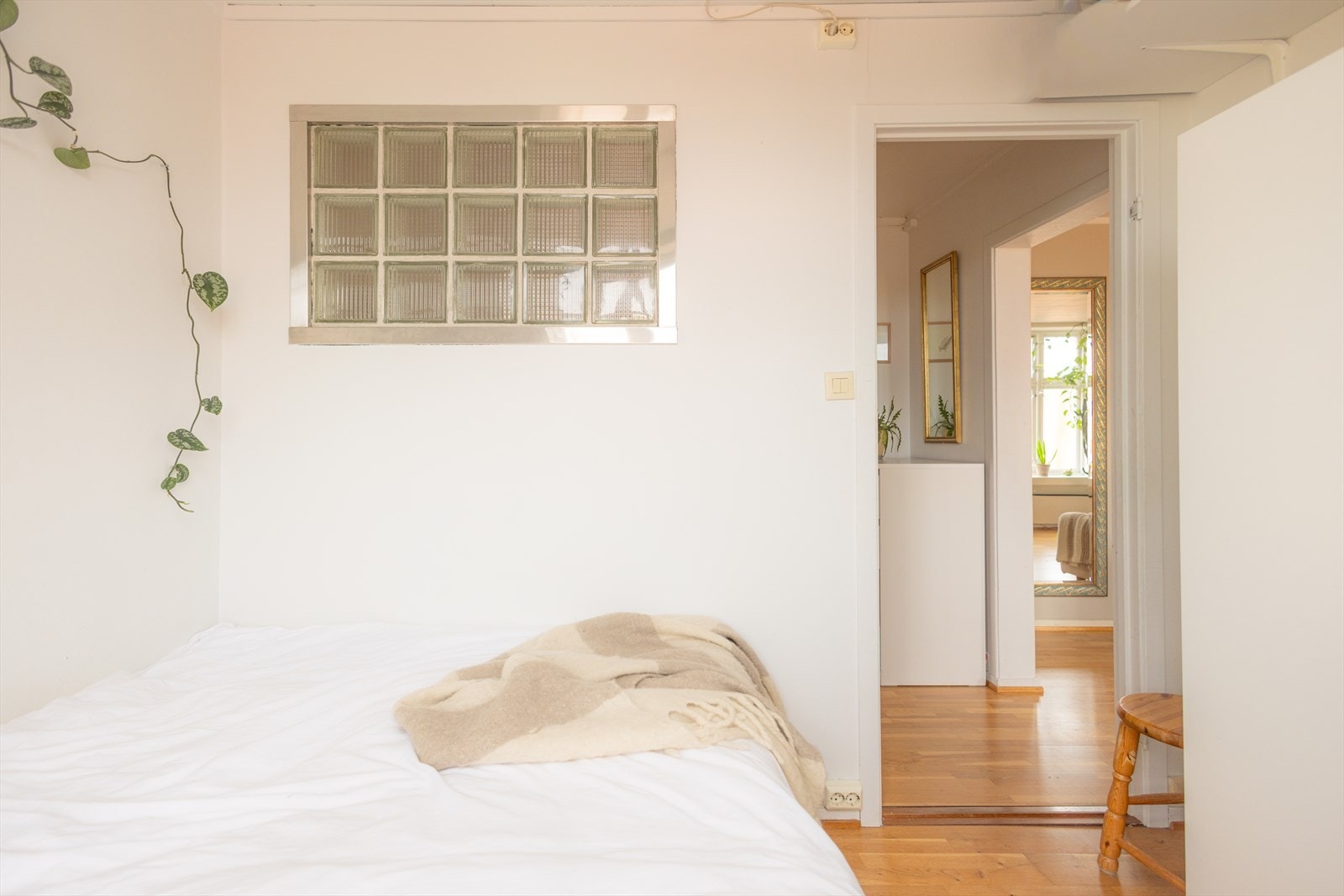 God romflyt med soverom som grenser til både stue og spisestue. Galleribilde