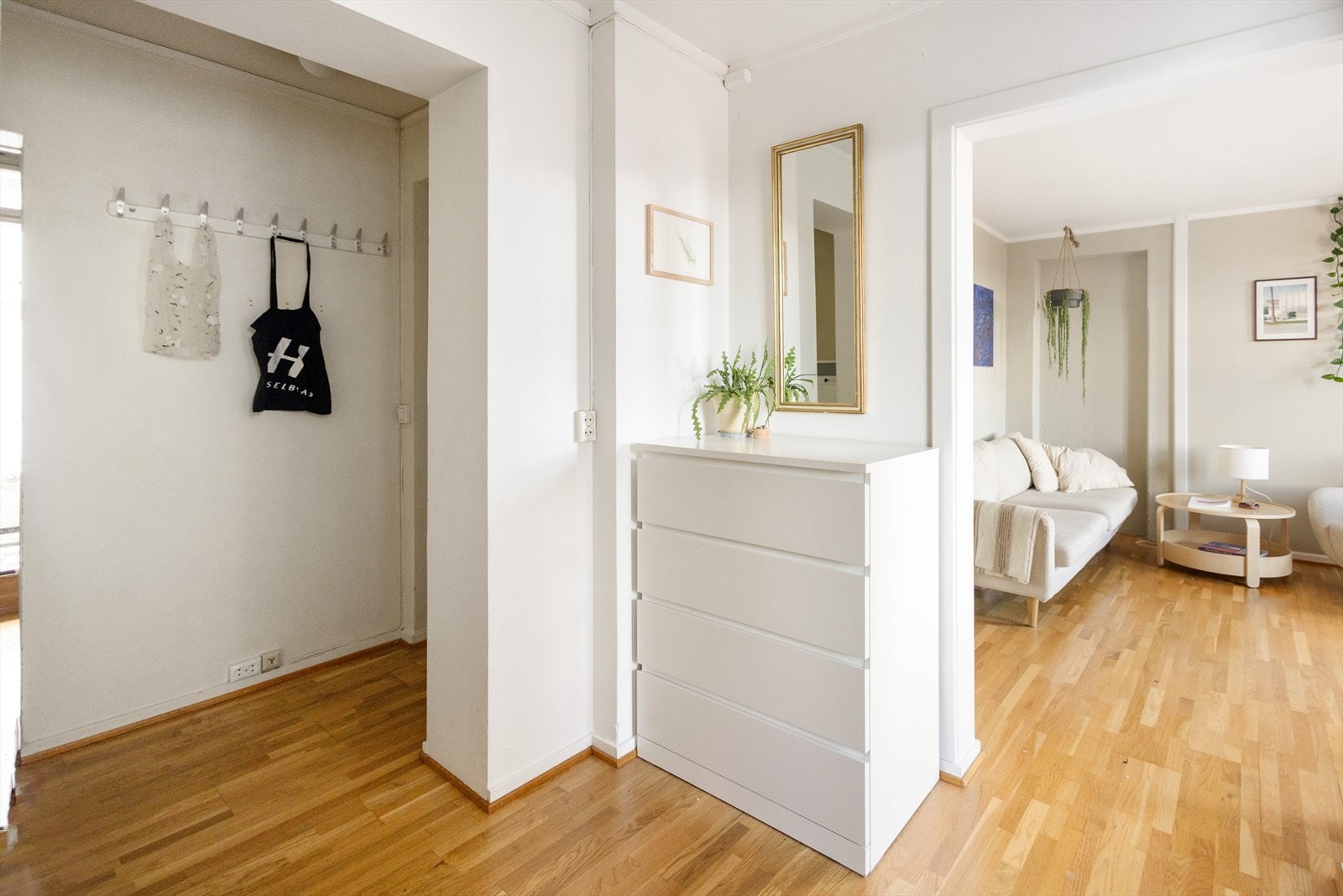 Fra stuen er det en sømløs overgang til boligens øvrige rom. Galleribilde