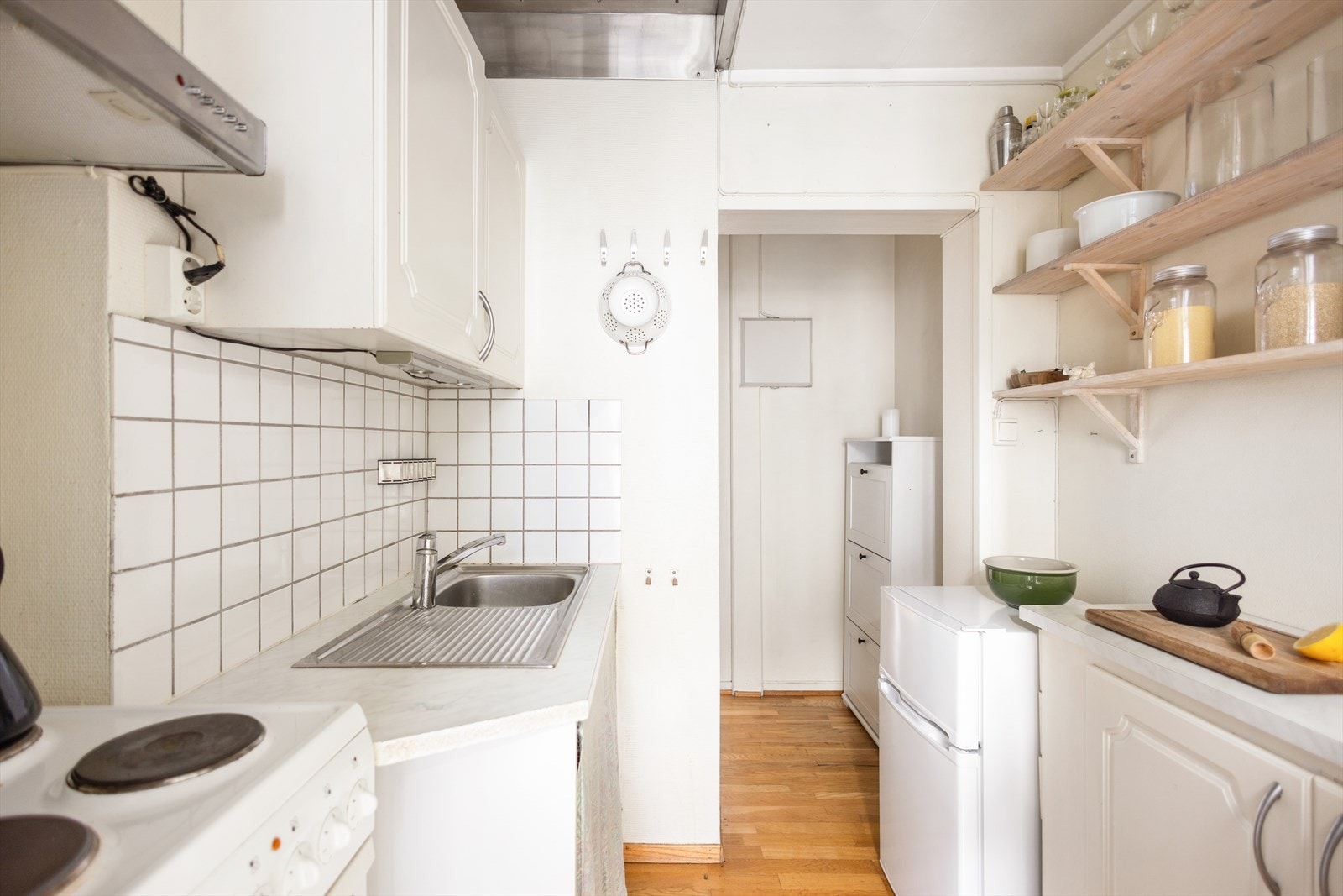 Kjøkkenet er utformet over to flater, noe som gir bedre arbeidsplass og oppbevaringsmuligheter. Galleribilde