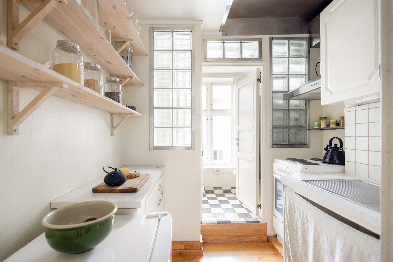 Også kjøkkenet får godt med lysinnslipp. Galleribilde