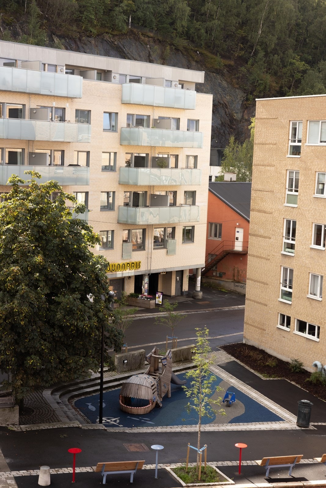 For dagligvare finner du Bunnpris like utenfor, og Kiwi som også ligger i nærheten. Galleribilde