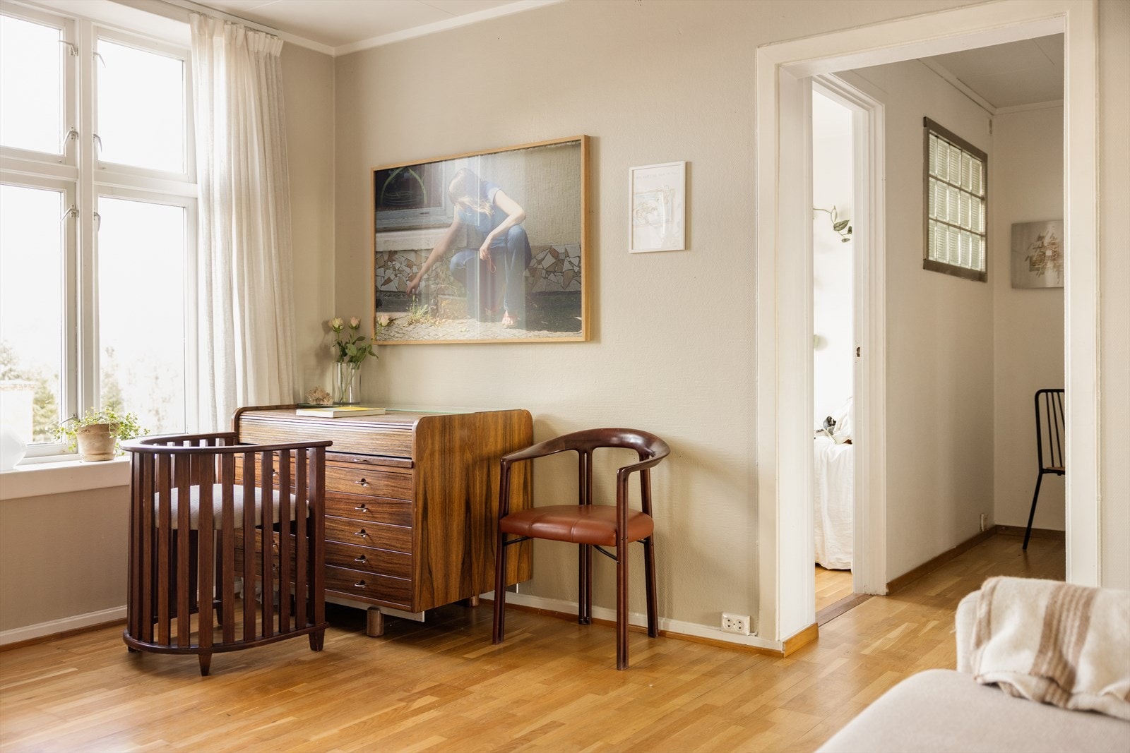 Her er det plass til TV, spisebord eller en praktisk arbeidsbenk som i dag. Galleribilde