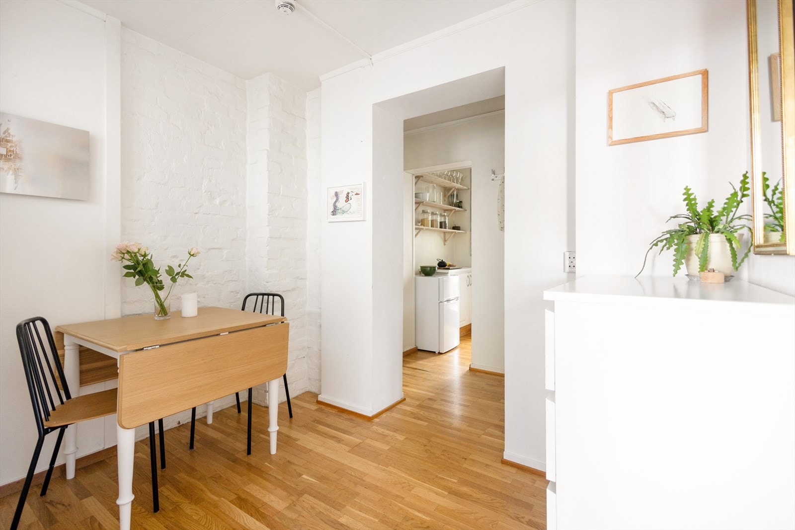 Her er det plass til en hyggelig spisestue med som inviterer til både hverdags og selskap. Galleribilde