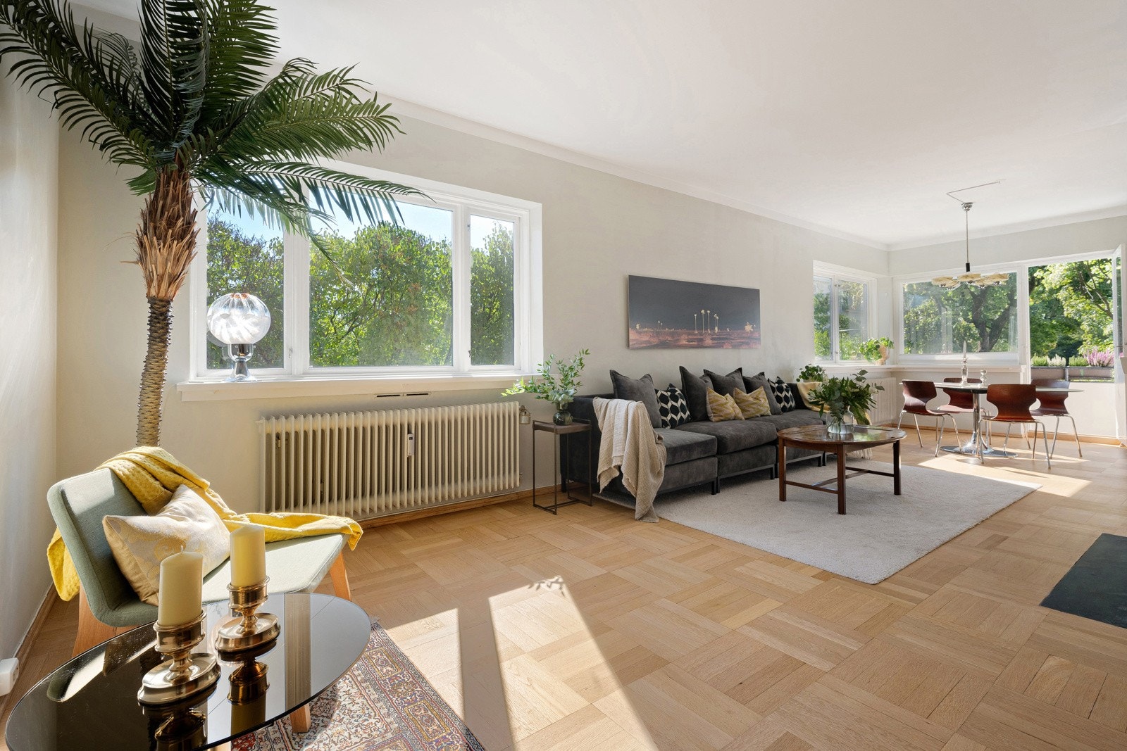 Store vindusflater med masse lys fra flere himmelretninger Galleribilde