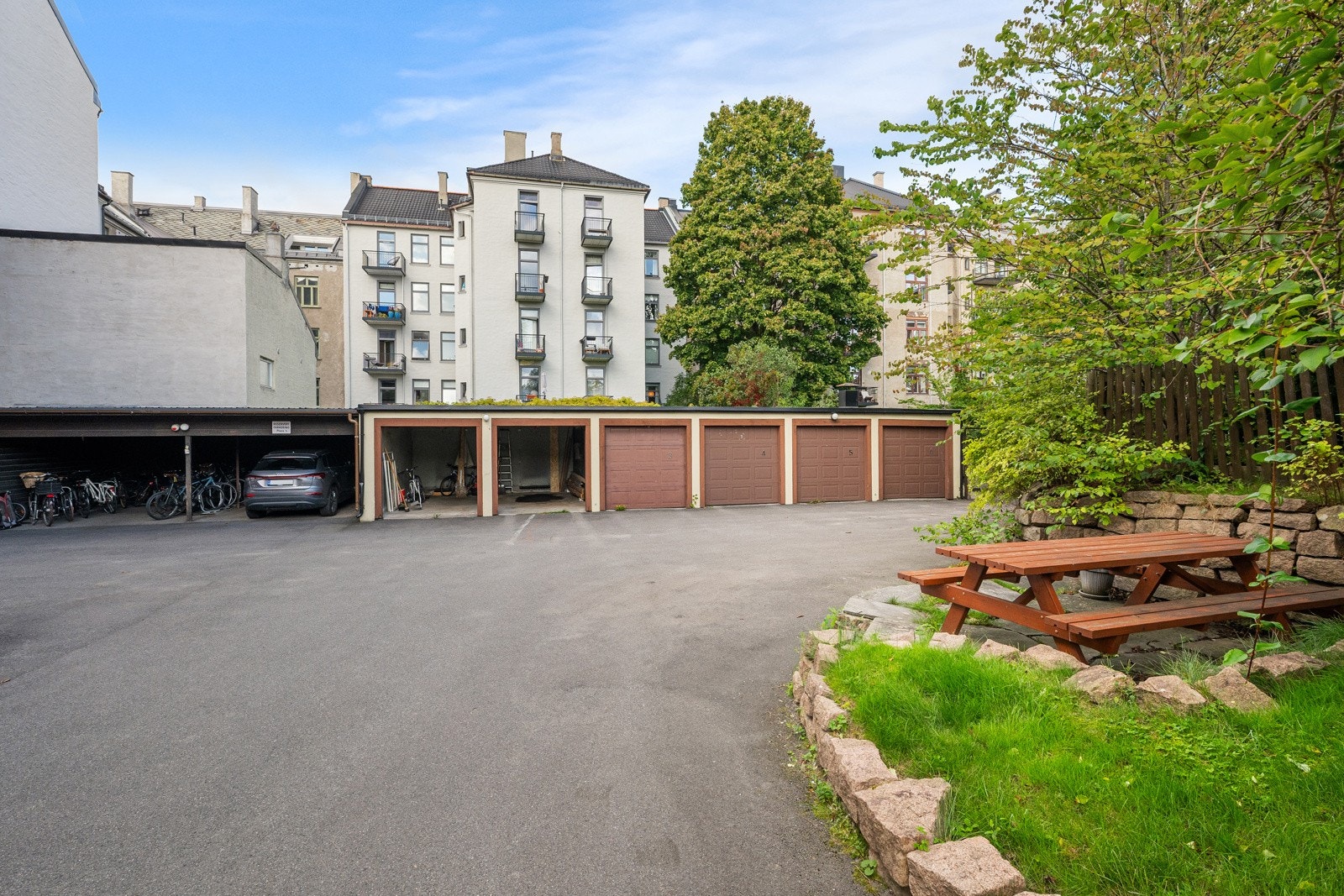 Det er tre parkeringsplasser og en carport i bakgården som tildeles etter venteliste (en på venteliste per 16.09.2025) Galleribilde