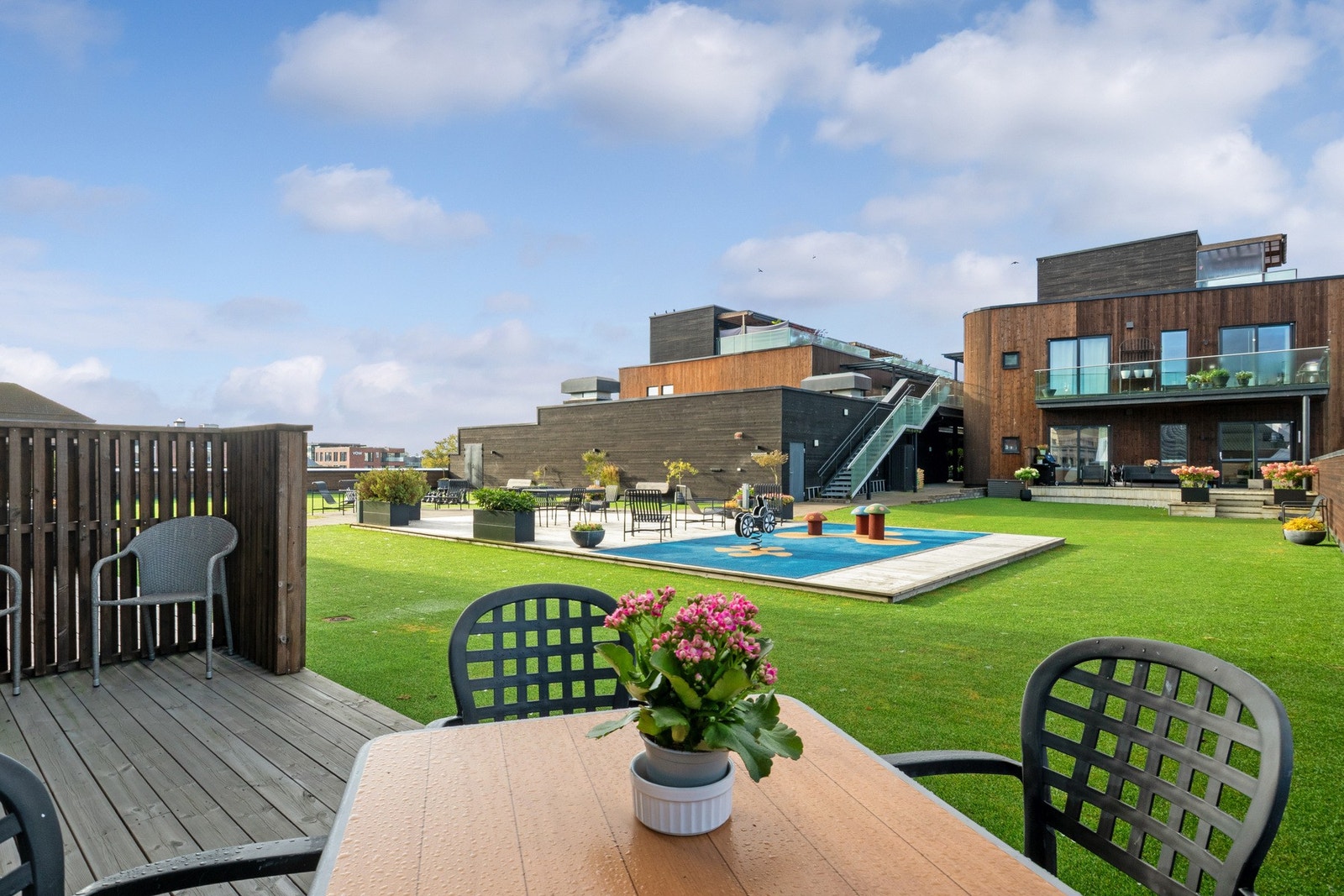 Direkte utgang fra stue til en sydvestvendt terrasse på ca. 11 kvm. Galleribilde