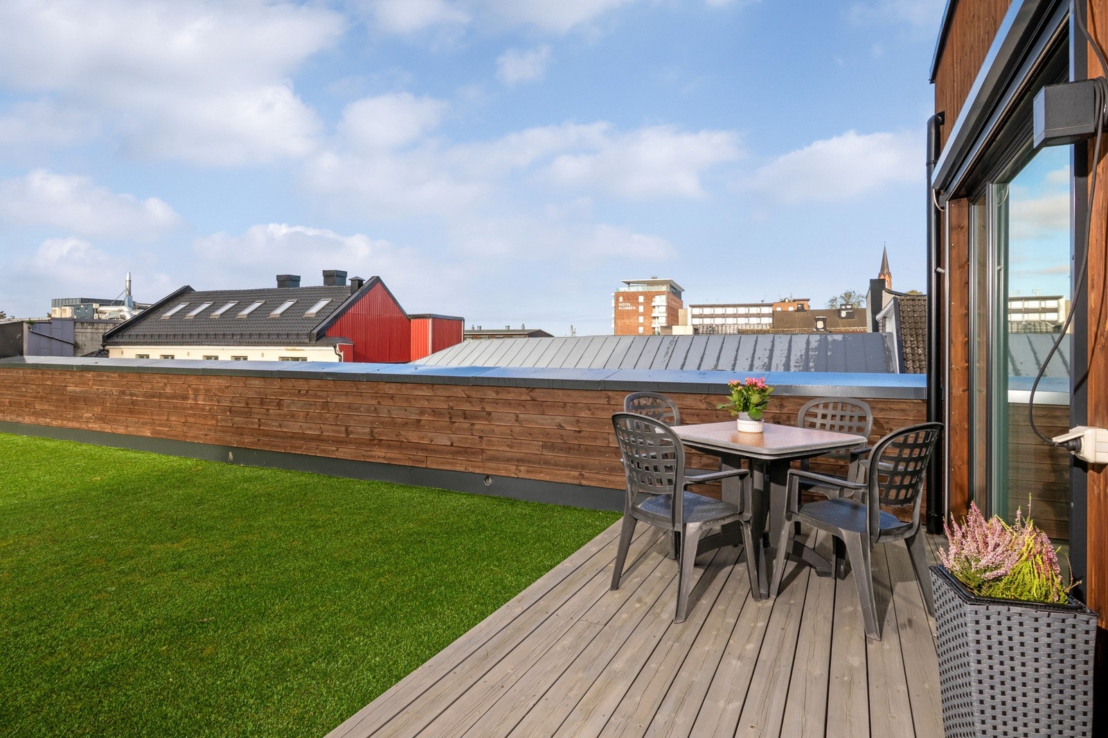 Terrassen ligger i forlengelsen av et flott, felles atrium - et grønt og sosialt uterom. Galleribilde