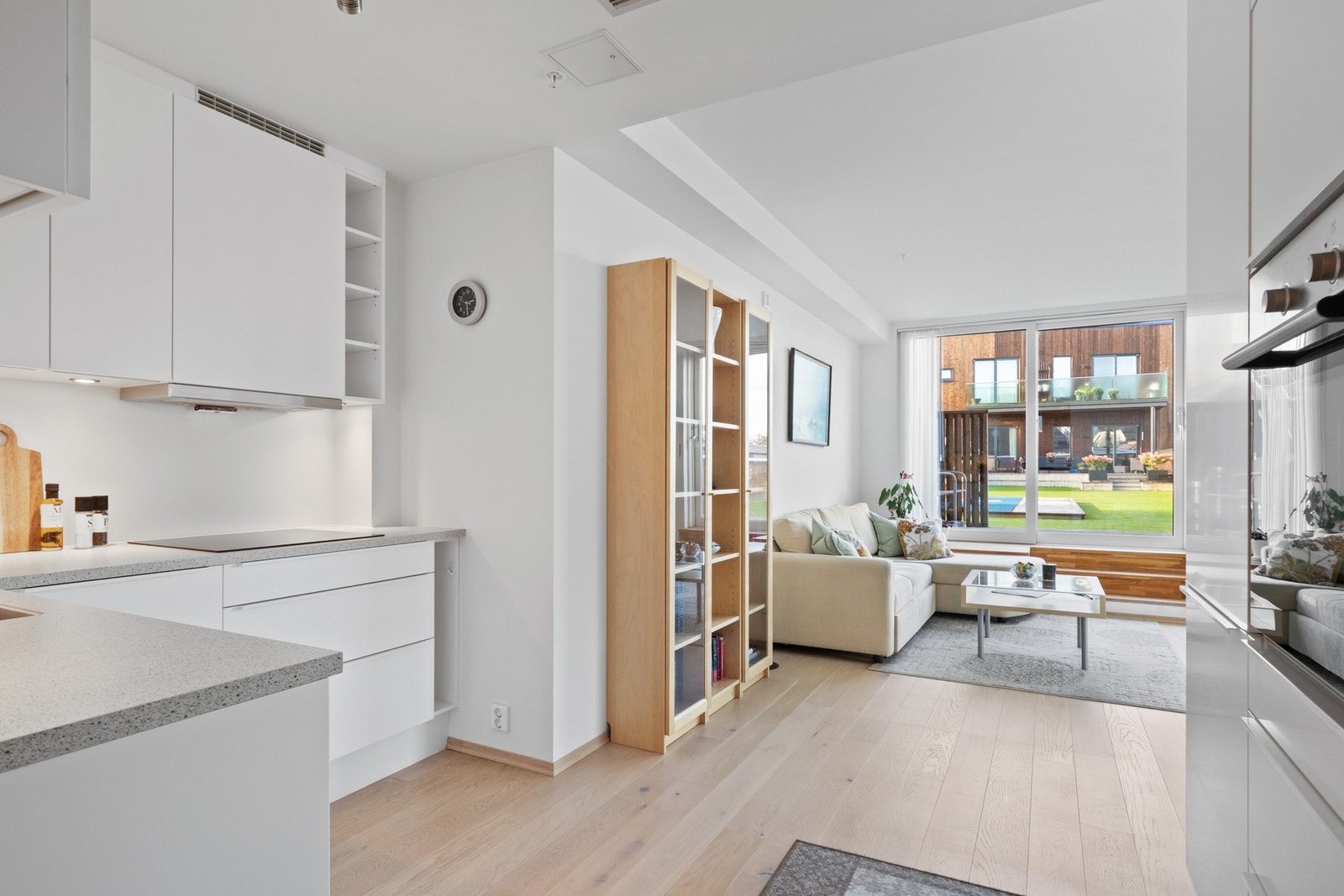 Kjøkkenet har en praktisk og åpen løsning mot stuen - perfekt for sosialt samvær og gjester. Galleribilde