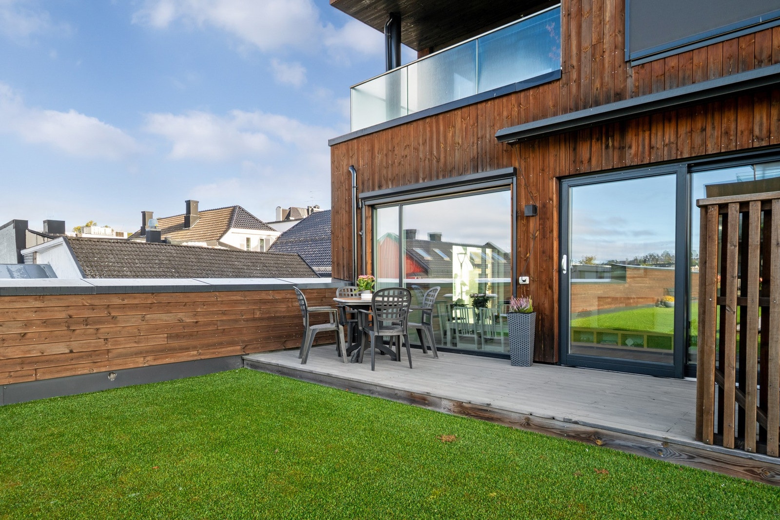 Motorisert markise gir effektiv solskjerming på varme sommerdager. Galleribilde