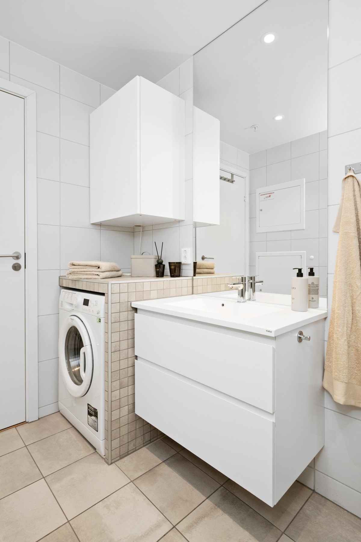 Servant med skuffeseksjon, veggskap og stort speil med belysning gir god oppbevaringsplass. Galleribilde