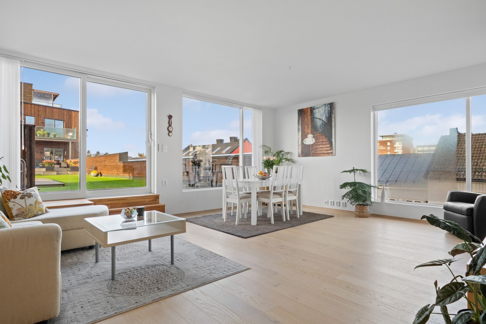 Lys og moderne stue med enstavs parkett og behagelig vannbåren gulvvarme - gir både stil og komfort. Galleribilde